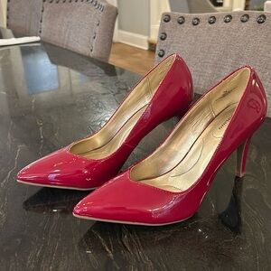 Bandolino Shoes Red High Heels Pumps  Size 7M
Worn once    Excellent Condition